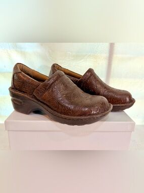 NWOT b.o.c. Brown Embossed Leather Clog Mules S0048